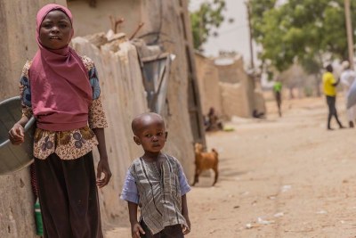 Une jeune fille et son cousin dans les rues d'un village du sud du Niger.