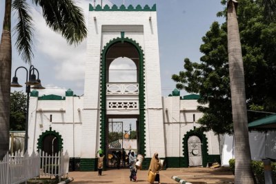 La porte du palais du sultan de Sokoto, vue de l'intérieur.