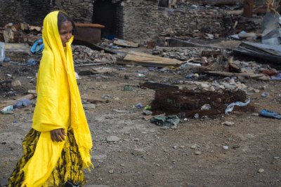 Une jeune fille marche dans une rue gravement touchée par la violence et les combats dans la région d’Afar, en Éthiopie (photo d’archives).