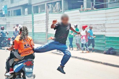 Un manifestant orange à moto agressé par un manifestant