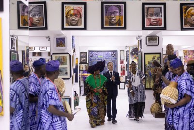 Secretary Antony Blinken visiting the art gallery in Lagos founded by Nike Davies-Okundaye.