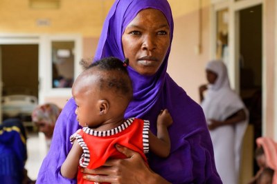 Une enfant inscrite dans une clinique de malnutrition à Port-Soudan, avec sa mère.